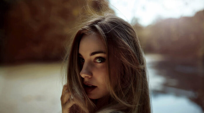 Best Tips on How to Wear Sneakers to Work